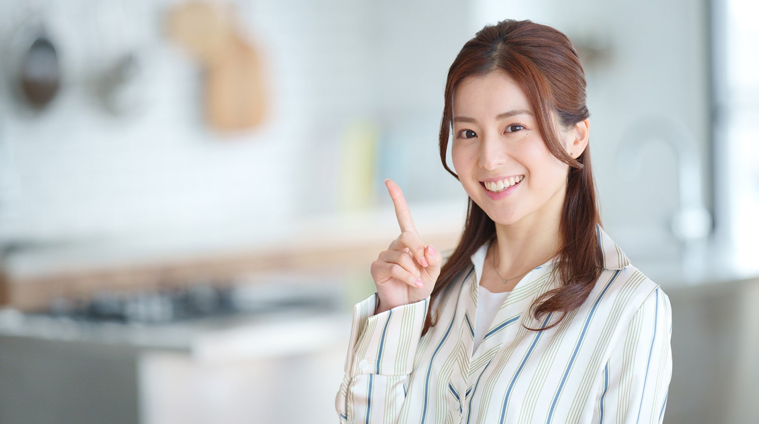 微笑んでいる女性